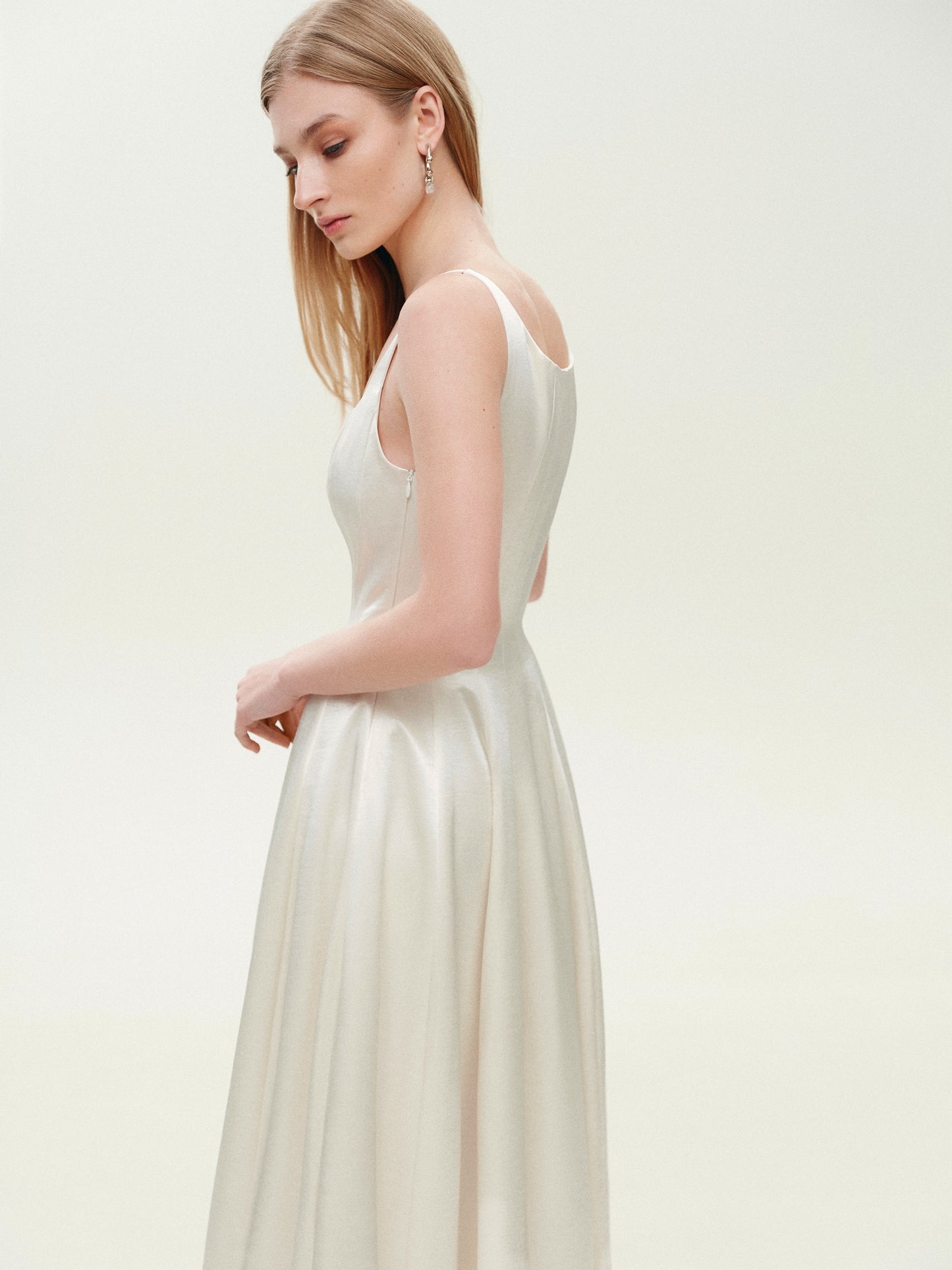 Princess dress in satin milk
