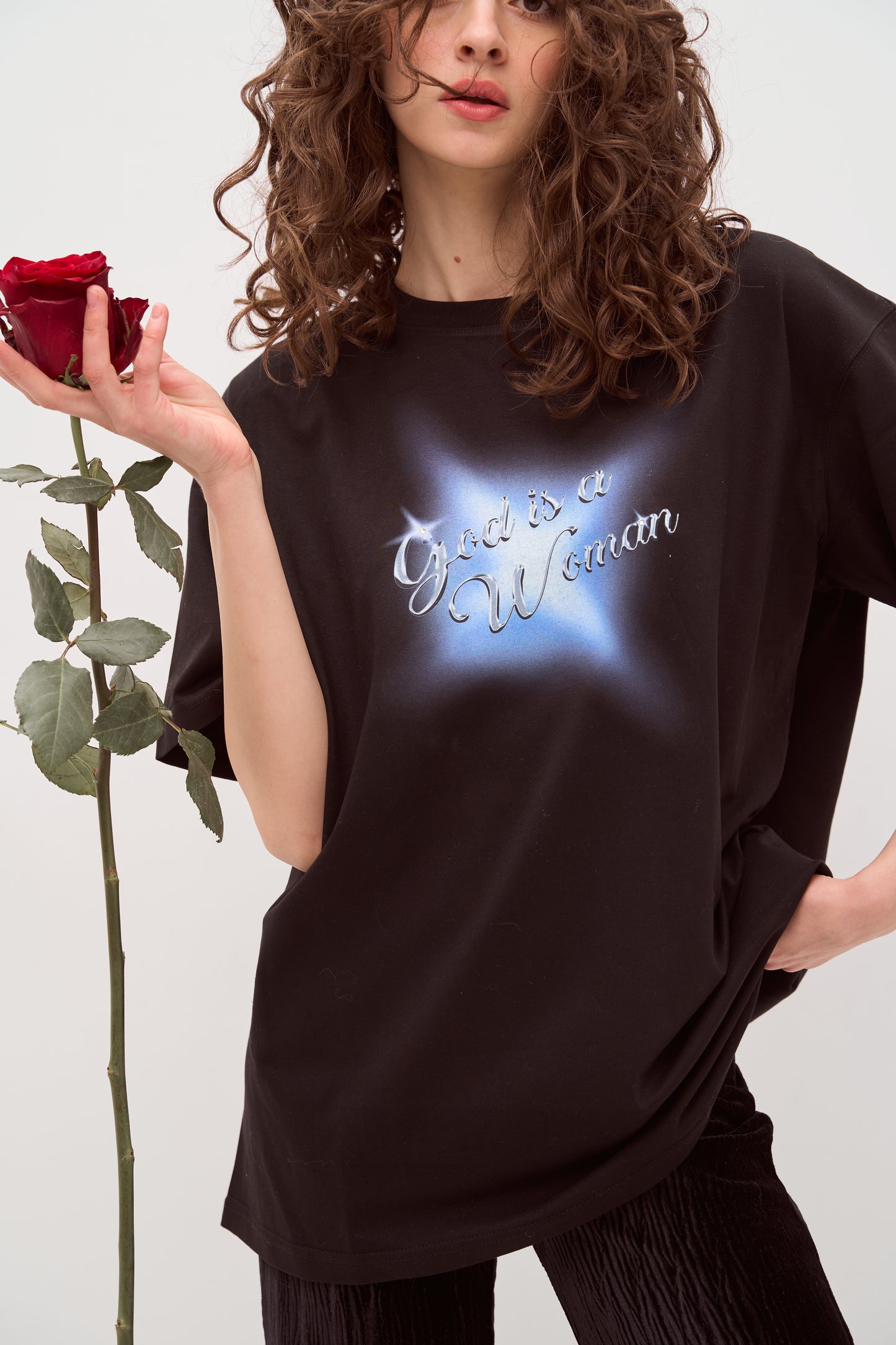 T-shirt GOD IS A WOMAN