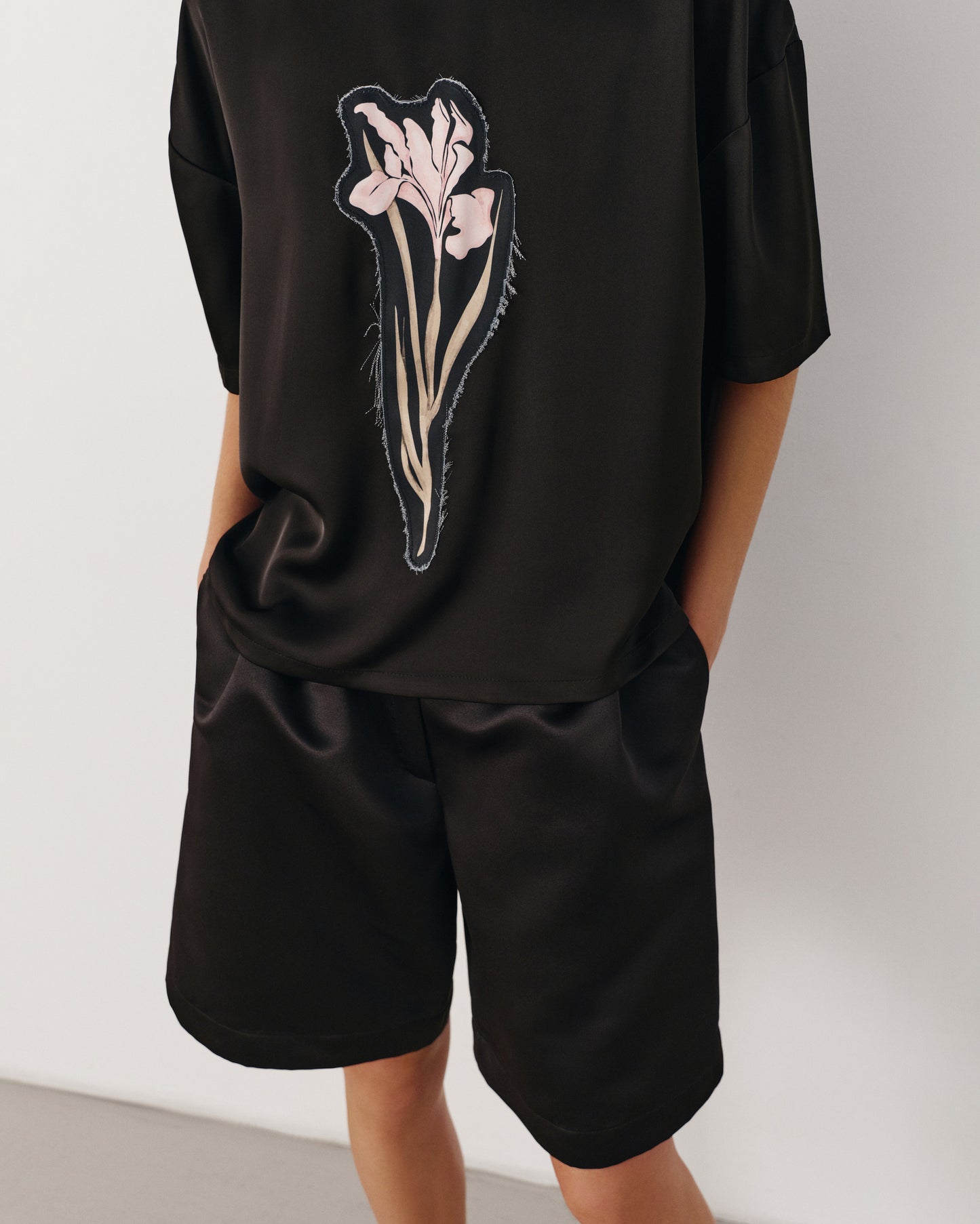Black Bermuda shorts without a puff