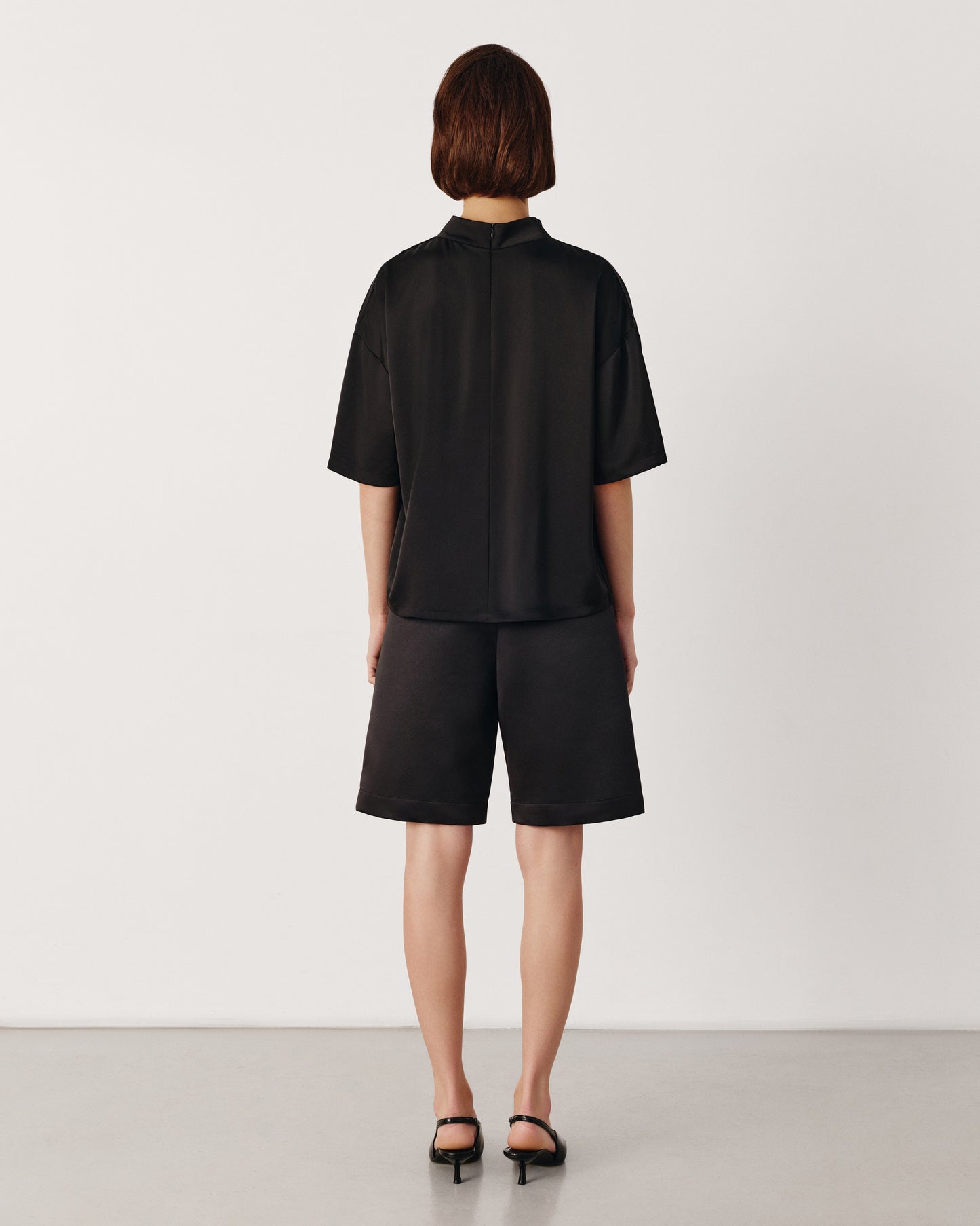 Black Bermuda shorts without a puff