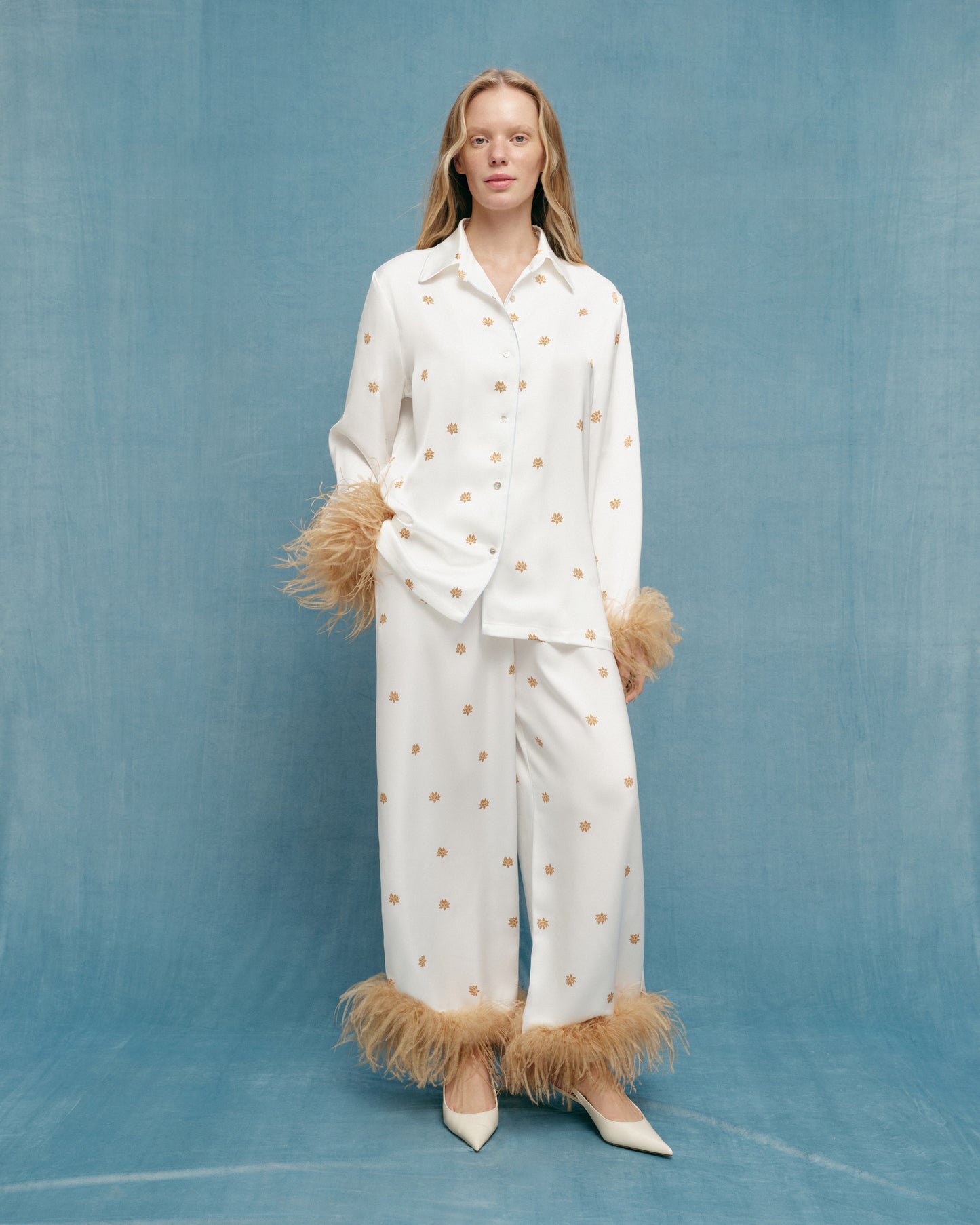 Printed pants with feathers