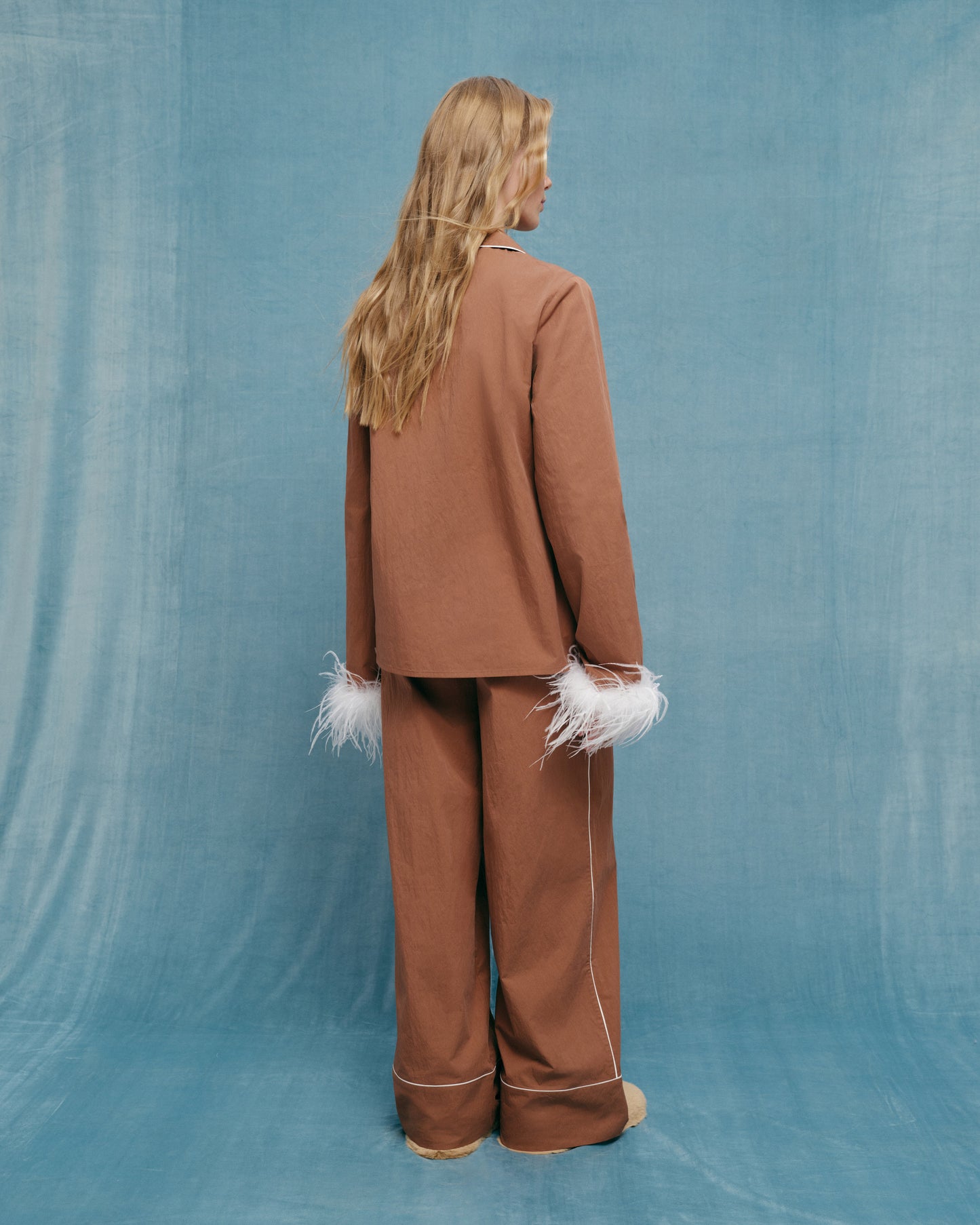 Піжамна блуза з пірʼям в коричневому кольорі