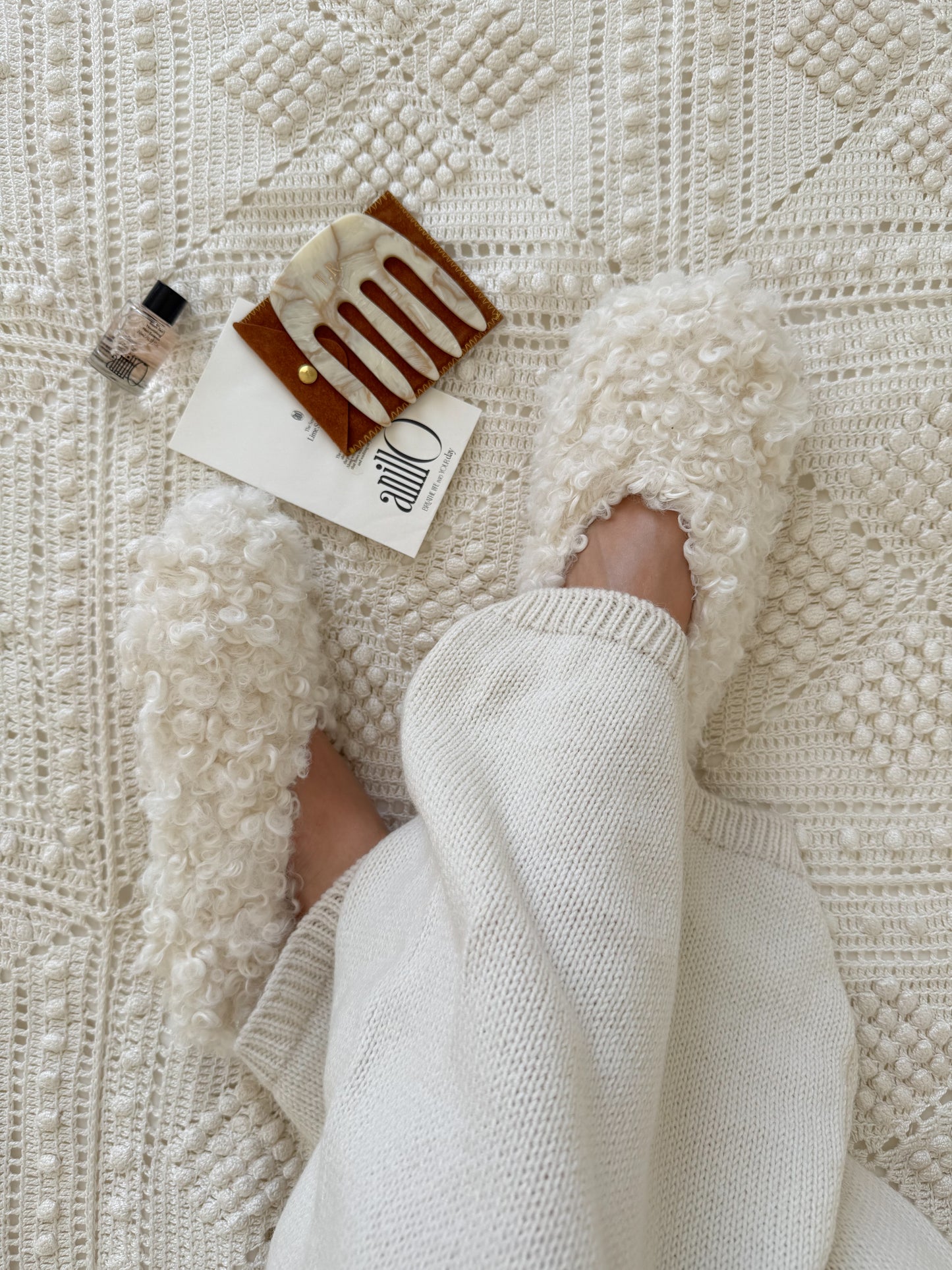 Curly milk home slippers