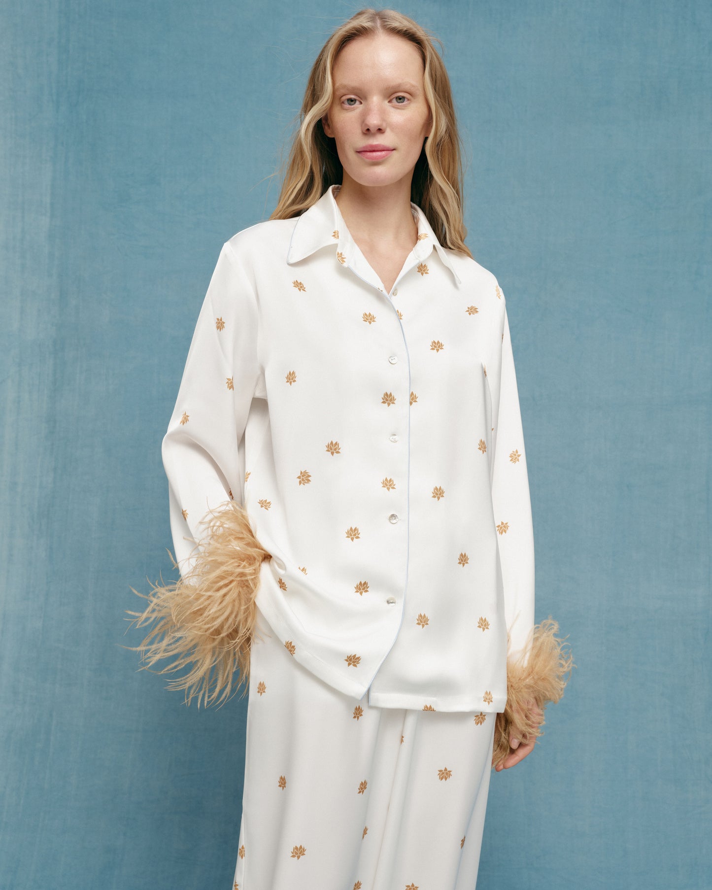 Printed pants with feathers