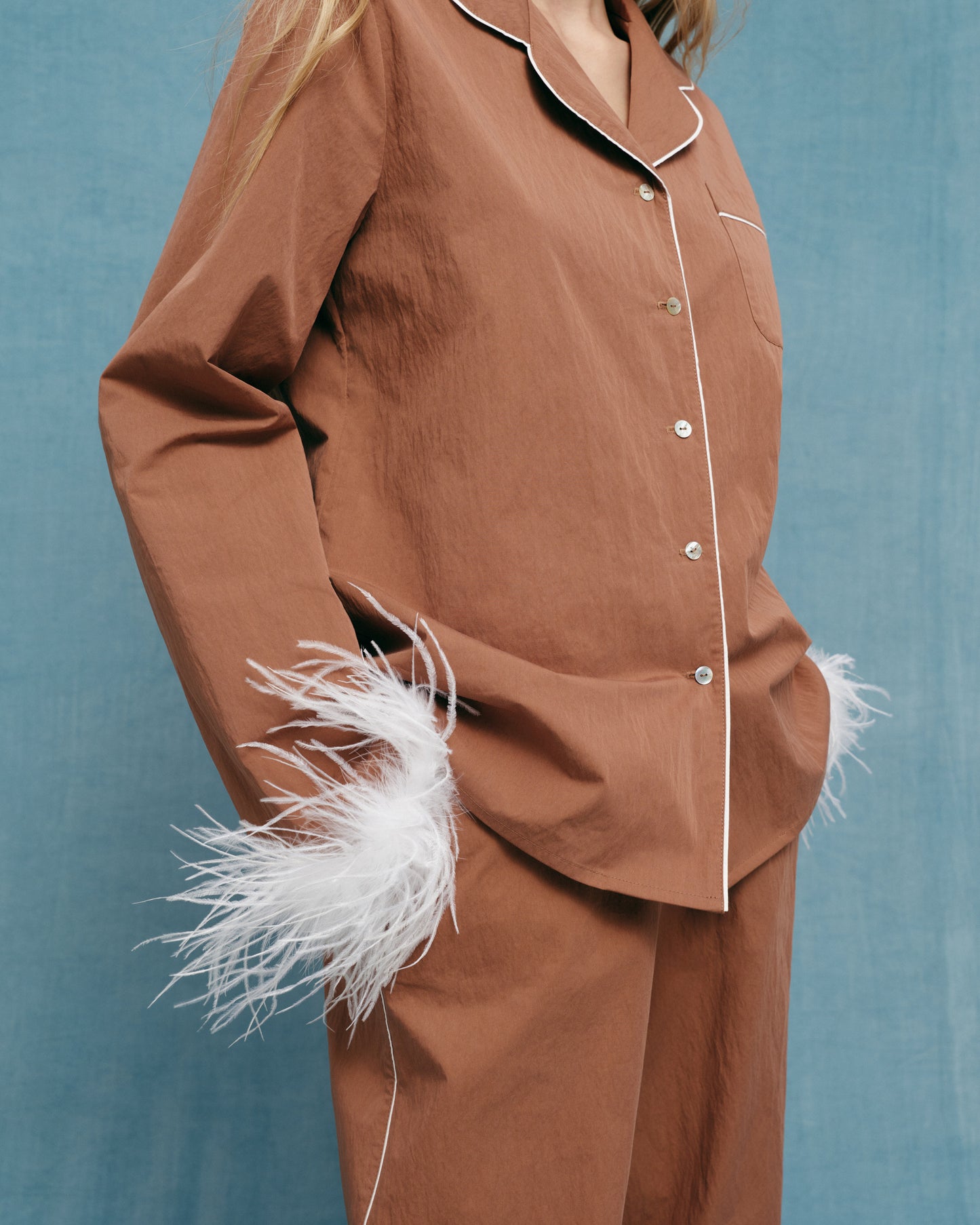 Піжамна блуза з пірʼям в коричневому кольорі