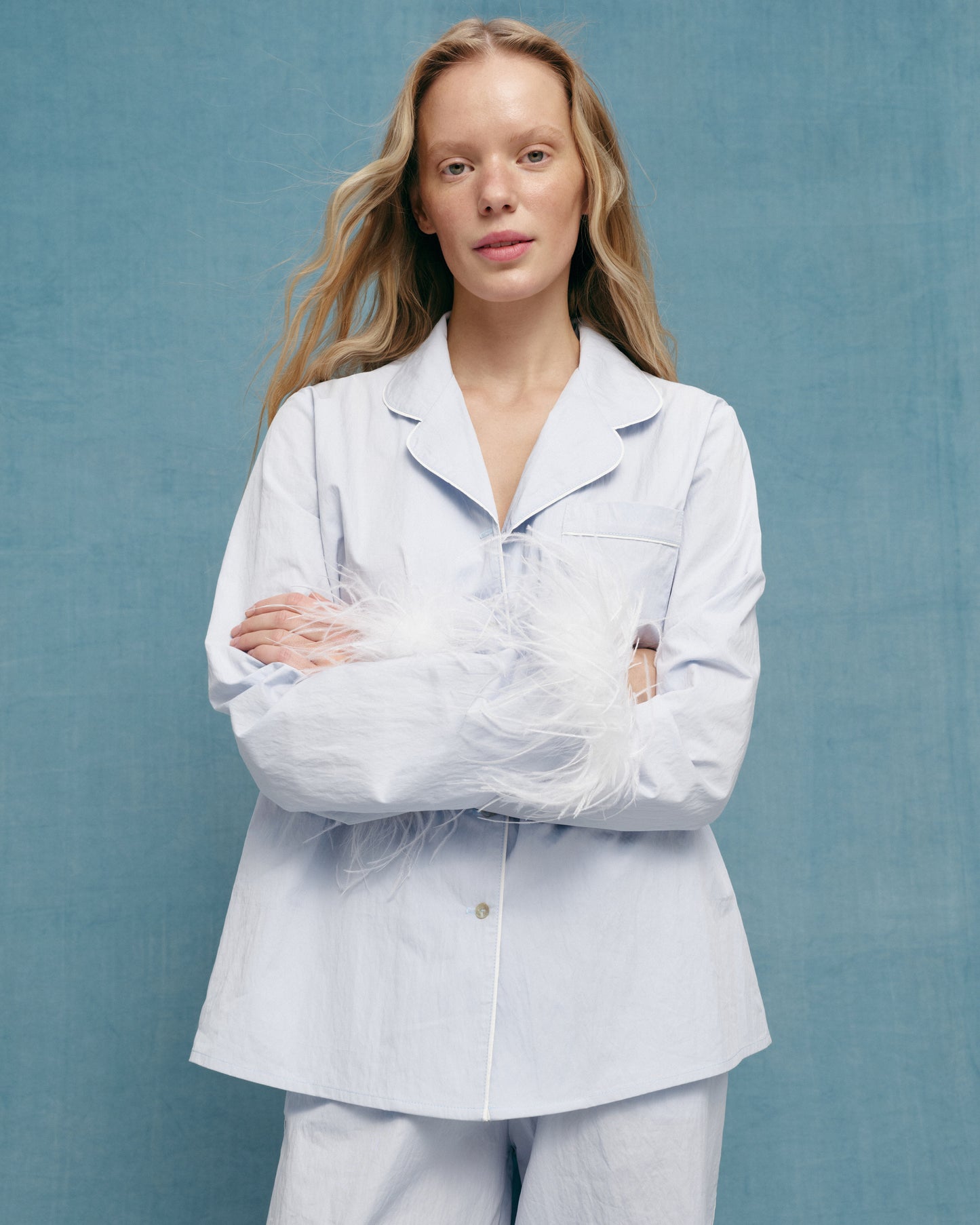 Піжамна блуза з пірʼям в блакитному кольорі